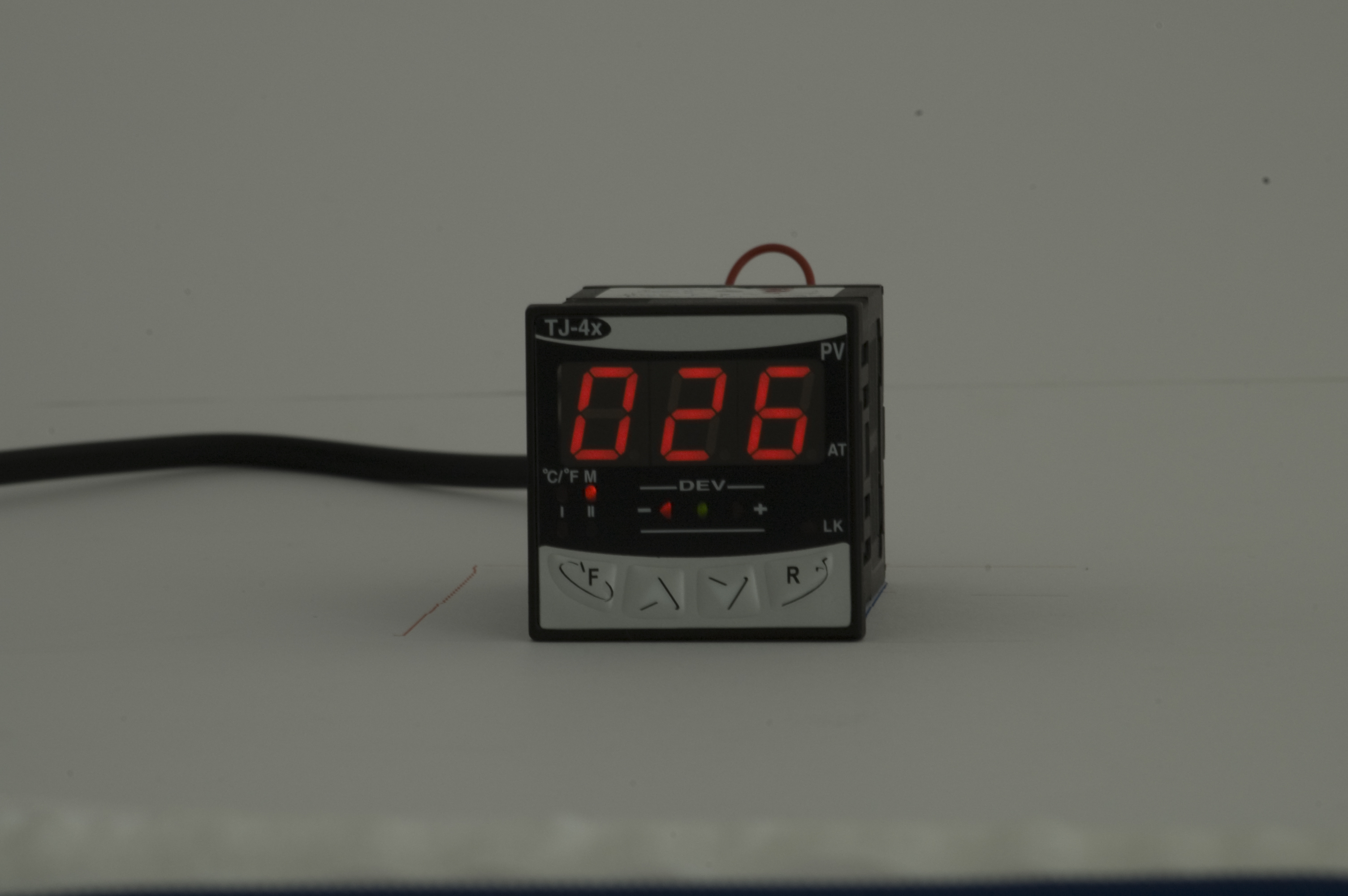 Programmerbar temperaturregulator TJ44 L R, 4-cifret display, 15-35VAC/DC